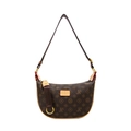 Borsa a tracolla a mezzaluna con monogramma marrone, finiture in pelle e dettagli oro - Caffè & Albicocca