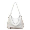 Bolso tote blanco de cuero sintético con cadena plateada y detalle de dije de corazón - Blanco Roto
