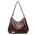 Bolso tote marrón oscuro brillante con cadena plateada gruesa y detalle de corazón - Marrón
