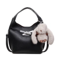 Detalle de bolso cubo en piel lichi negra con hebilla plateada y colgante de conejo suave - Con Colgante / Negro