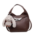 Bolso tipo cubo de cuero marrón con hebilla plateada y colgante de conejo suave - Con Colgante / café