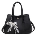 Schwarze Handtasche aus genarbtem Leder mit Perlenspitzenbogen und Schultergurt - Mit Anhänger / Schwarz
