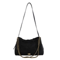Schwarze gesteppte Tote Bag mit goldener Kette und Veloursleder auf weißem Hintergrund - Schwarz