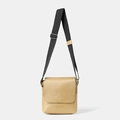 Piccola borsa a tracolla in pelle PU beige con cinturino in tessuto nero e logo inciso - Giallo