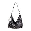 Bolso bandolera grande con estampado abstracto blanco y negro y colgante de peluche - Negro