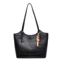 Bolso tote negro retro de cuero sintético con textura vintage y colgante de cuentas de madera - Negro