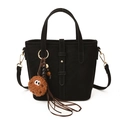 Borsa a secchiello in camoscio nero con dettagli dorati e ciondolo a biscotto - Con Ciondolo / Nero