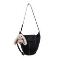 Bolso cubo de cuero negro con costuras blancas y un colgante de conejo de peluche - Con Colgante / Negro