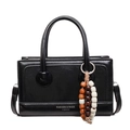 Bolso baguette negro elegante de acabado mate con colgante de madera y asa extraíble - Con Colgante / Negro