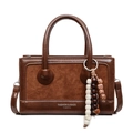 Bolso de mano vintage marrón en ante y cuero con colgante de cuentas y letras - Con Colgante / Marrón Textura de Gamuza
