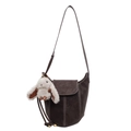 Bolso cubo de cuero marrón oscuro con costuras blancas y un colgante de conejo - Con Colgante / café