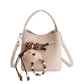 Sac seau beige texture litchi avec breloque ours et bandoulière amovible élégante - Avec Pendentif / Blanc