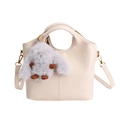Borsa a secchiello beige in pelle liscia con un grazioso ciondolo a coniglio di peluche - con portachiavi / Bianco