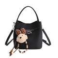 Sac seau noir à motif litchi avec charm en peluche teddy et bandoulière amovible - Avec Pendentif / Noir