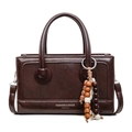 Bolso de mano retro marrón oscuro con colgante de madera y correa de hombro ajustable - Con Colgante / café