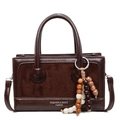 Sac à bandoulière vintage marron en cuir avec patchwork et breloque en bois - Café Texture Daim