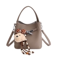 Sac seau élégant kaki grainé avec charm chien en peluche et pampille décorative - Avec Pendentif / Gris