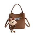 Sac seau marron avec motif litchi, pendentif chiot en peluche et bandoulière réglable - Avec Pendentif / Marron
