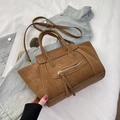 Detail van vintage bruine schelptas met kwastjes en modeaccessoires in platte lay-out - Bruin