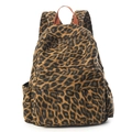 Detail eines Canvas-Rucksacks mit Leopardenmuster, Fronttasche und orangefarbenem Griff - Camo Grün