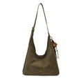 Borsa hobo scamosciata verde oliva con tracolla regolabile e ciondolo in legno - Con Ciondolo / Verde