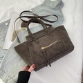 Detail van vintage matbruine tas met franje rits en messing metalen fittingen - Bruin
