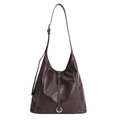 Minimalistische dunkelbraune Hobo-Tasche mit Kontrastnähten und langem Schultergurt - Kaffeebraun