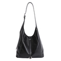 Schwarze Hobo-Schultertasche mit weißen Kontrastnähten und silbernen Metallringen - Schwarz