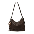 Grande borsa tote in pelle marrone scuro con forma hobo e un ciondolo a forma di bambola - Con Ciondolo / Marrone