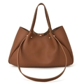 Borsa tote in pelle martellata marrone scuro con rivetti e tracolla regolabile - Marrone