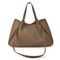 Dettaglio macro della borsa tote in pelle marrone a grana litchi con rivetti in metallo - Grigio