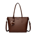 Borsa tote in pelle martellata marrone scuro con ciondolo a cuore e tracolla - Marrone Chiaro