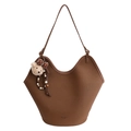 Sac fourre-tout marron en similicuir avec design en V et détail pendentif ours - Avec Pendentif / Marron