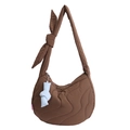 Braune gesteppte Halbmondtasche mit großer Schleife am Gurt und weißem Anhänger - 37x9x28cm / Braun