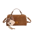 Bolso bandolera de ante marrón con cierre dorado y colgante de perrito de peluche - Gamuza Marrón