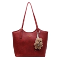 Borsa tote in pelle rosso intenso con trama vintage e un simpatico orsetto di peluche - Con Ciondolo / Rosso