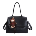 Sac sous le bras rétro noir avec texture litchi et pendentif ours mignon - Avec Pendentif / Noir