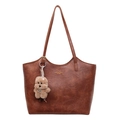 Grande borsa tote in pelle marrone scuro con spalline lunghe e ciondolo a cane di peluche - Con Ciondolo / Marrone