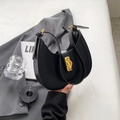 Minimalistische schwarze Halbmond-Tasche mit goldenem Verschluss und Trageriemen - Schwarz