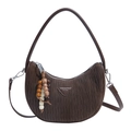 Sac demi-lune marron foncé en tissu plissé avec pendentif vintage en perles de bois - Marron
