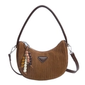 Sac demi-lune plissé marron avec logo métallique vintage et breloque en perles - Marron