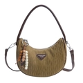Sac demi-lune plissé marron foncé en velours avec pendentif ethnique en perles - Khaki Foncé