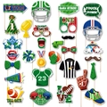 25-teiliges Fotostützen-Set für Football-Partys mit Helmen und Trophäen auf weißem Grund - Foto-Requisiten-Set