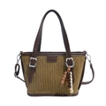 Sac seau plissé vert olive avec sangles en cuir marron et pendentif en perles de bois - Vert