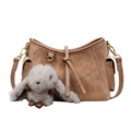 Borsa a spalla in camoscio marrone con coulisse e ciondolo a forma di coniglio - Con Ciondolo / Beige