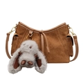 Borsa hobo in pelle scamosciata marrone con tracolla regolabile e charm a coniglio grigio - Con Ciondolo / Cachi
