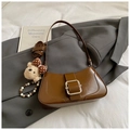 Détail du sac en cuir PU caramel avec boucle argentée et pendentif ours en peluche - Marron avec pendentif