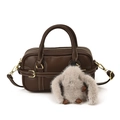 Borsa in pelle marrone scuro con cuciture a contrasto e ciondolo a forma di coniglio - Con Ciondolo / Marrone