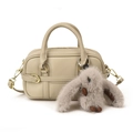 Elegante borsa a mano Boston beige con manici tondi e ciondolo a coniglio di peluche - Con Ciondolo / Bianco Sporco