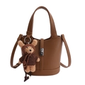Borsa a secchiello marrone in pelle con tracolla e ciondolo a forma di orsetto peluche - Marrone con Ciondolo